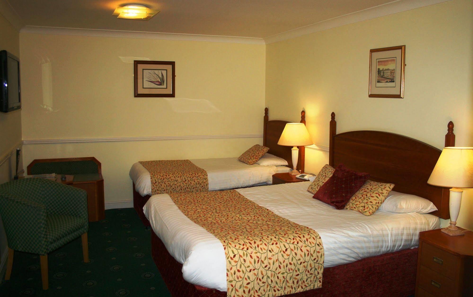 Queens Head Inn Nassington Екстер'єр фото