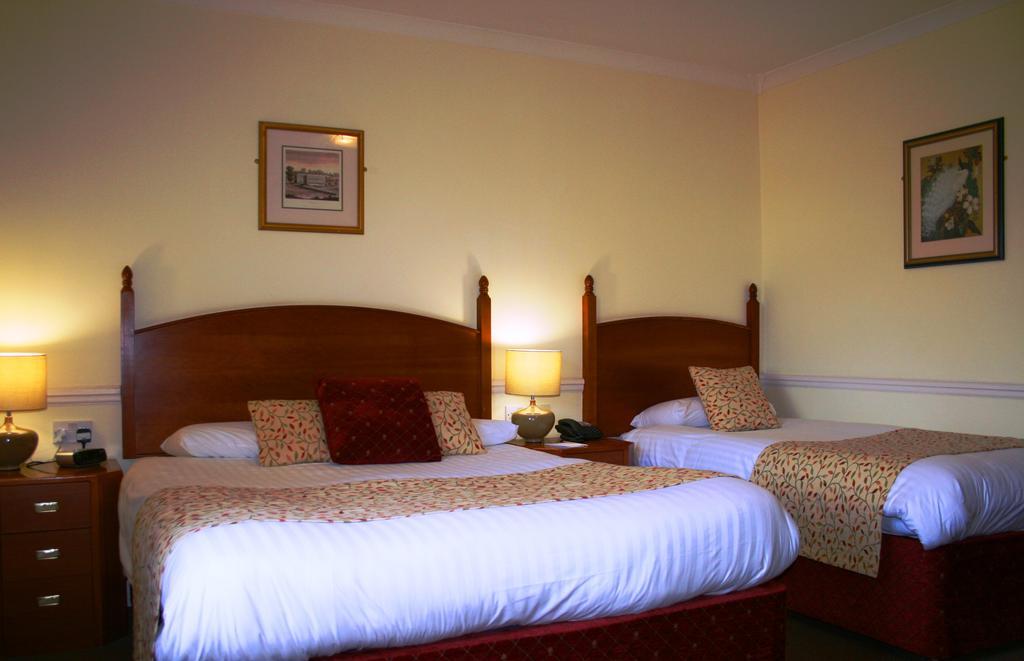 Queens Head Inn Nassington Екстер'єр фото