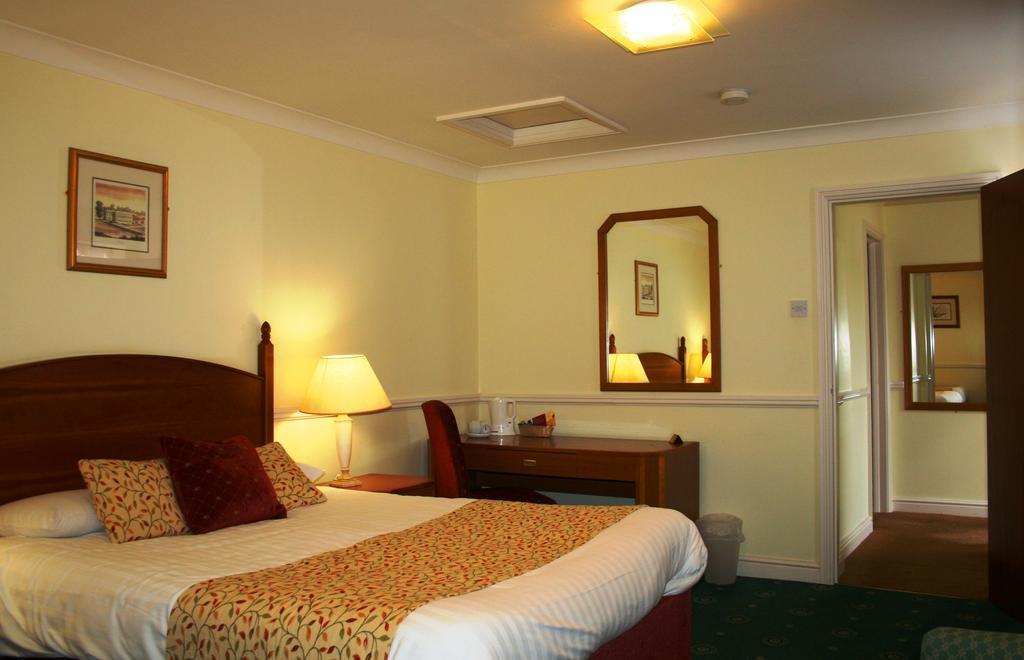 Queens Head Inn Nassington Екстер'єр фото