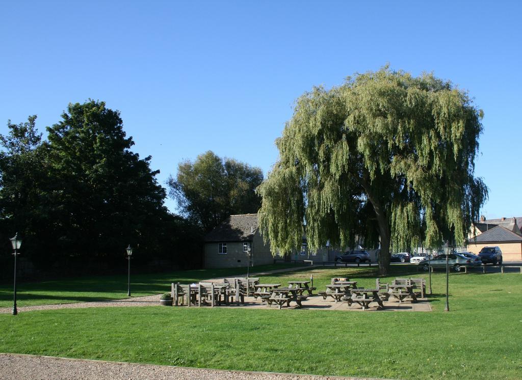 Queens Head Inn Nassington Екстер'єр фото