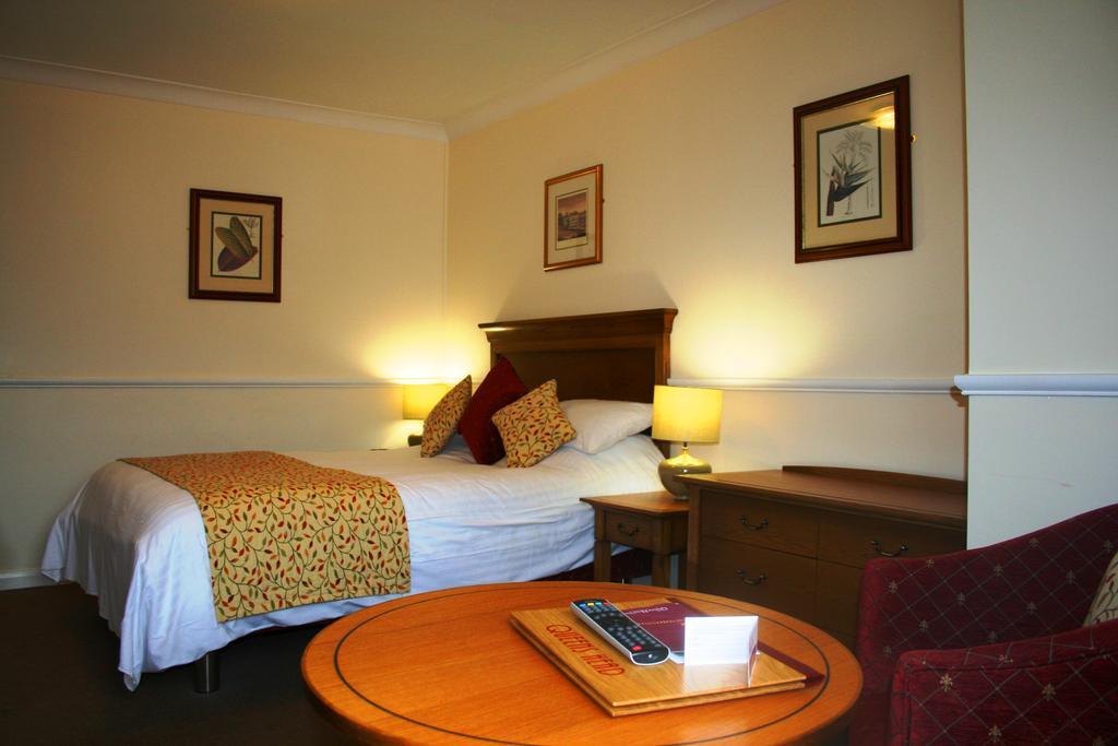 Queens Head Inn Nassington Екстер'єр фото