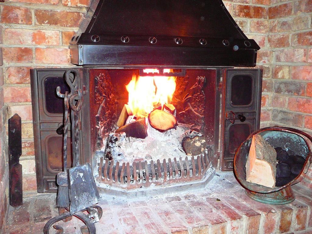 Queens Head Inn Nassington Екстер'єр фото